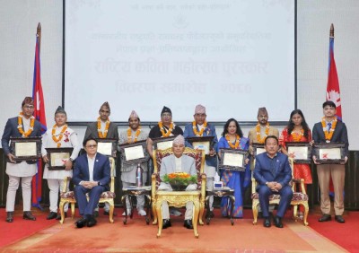 राष्ट्रपति पौडेलद्वारा कविता महोत्सवका उत्कृष्ट दश कविलाई पुरस्कार प्रदान   